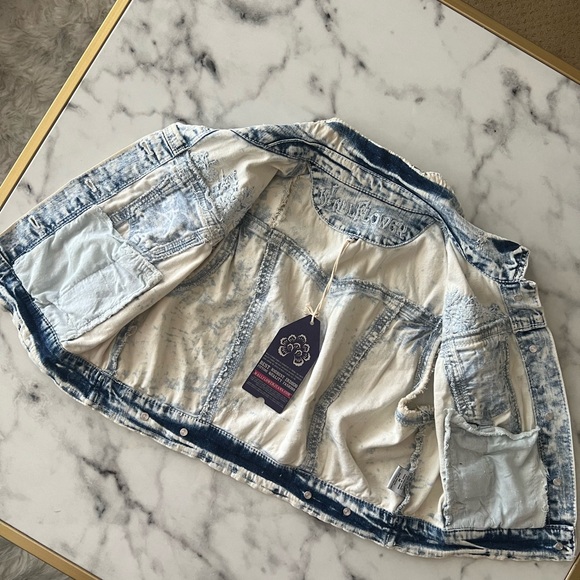 Wallflower Vintage Acid Wash Denim Trucker Vest Raw Edge Embroidered Detailing - Picture 8 of 12